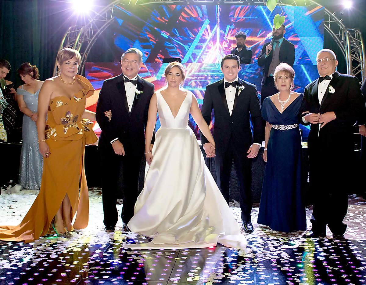 Pamela, Tomas y Nicole Vaquero con Christian, Elena y Gerardo Salas, durante el brindis por la felicidad de sus hijos