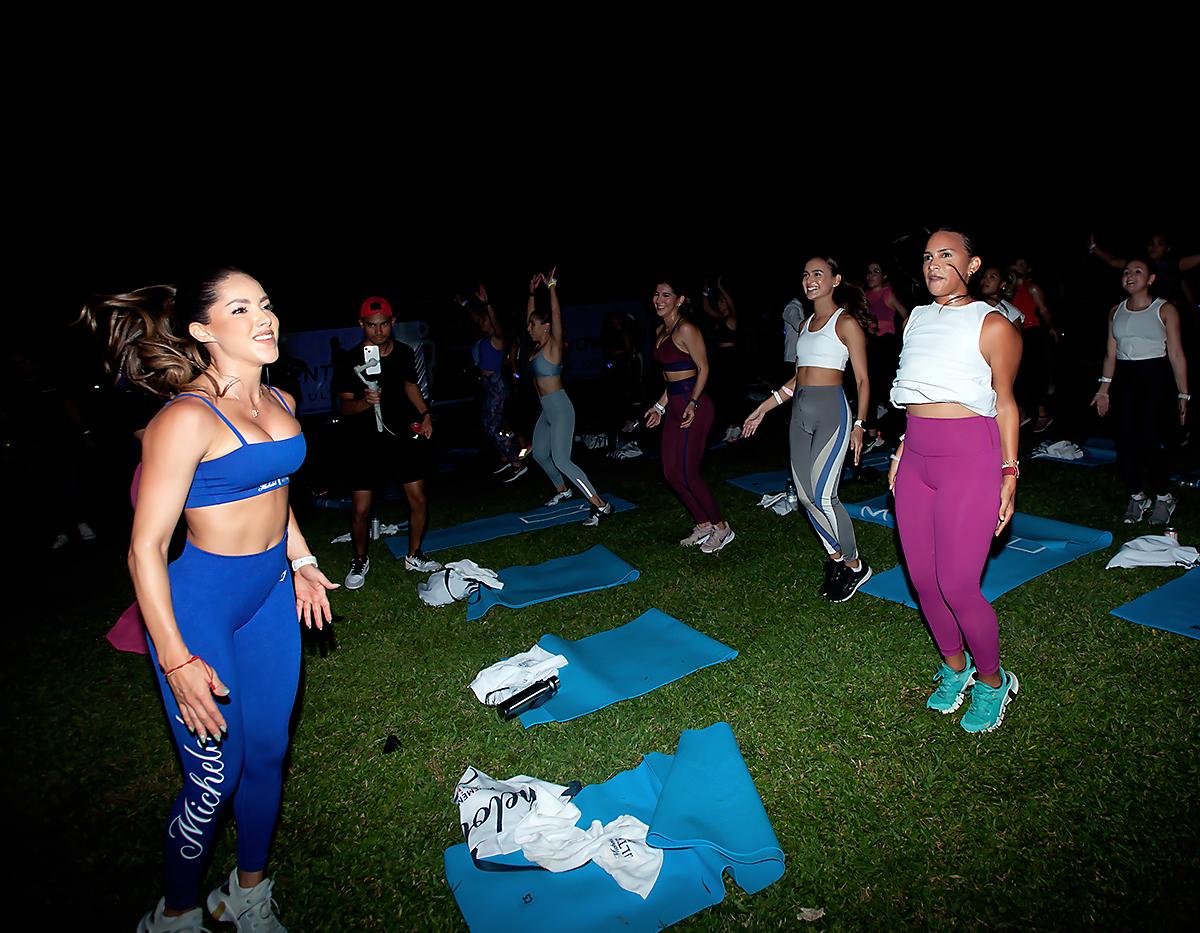 La entrenadora colombiana Silvia Araujo, interactúa con las asistentes.