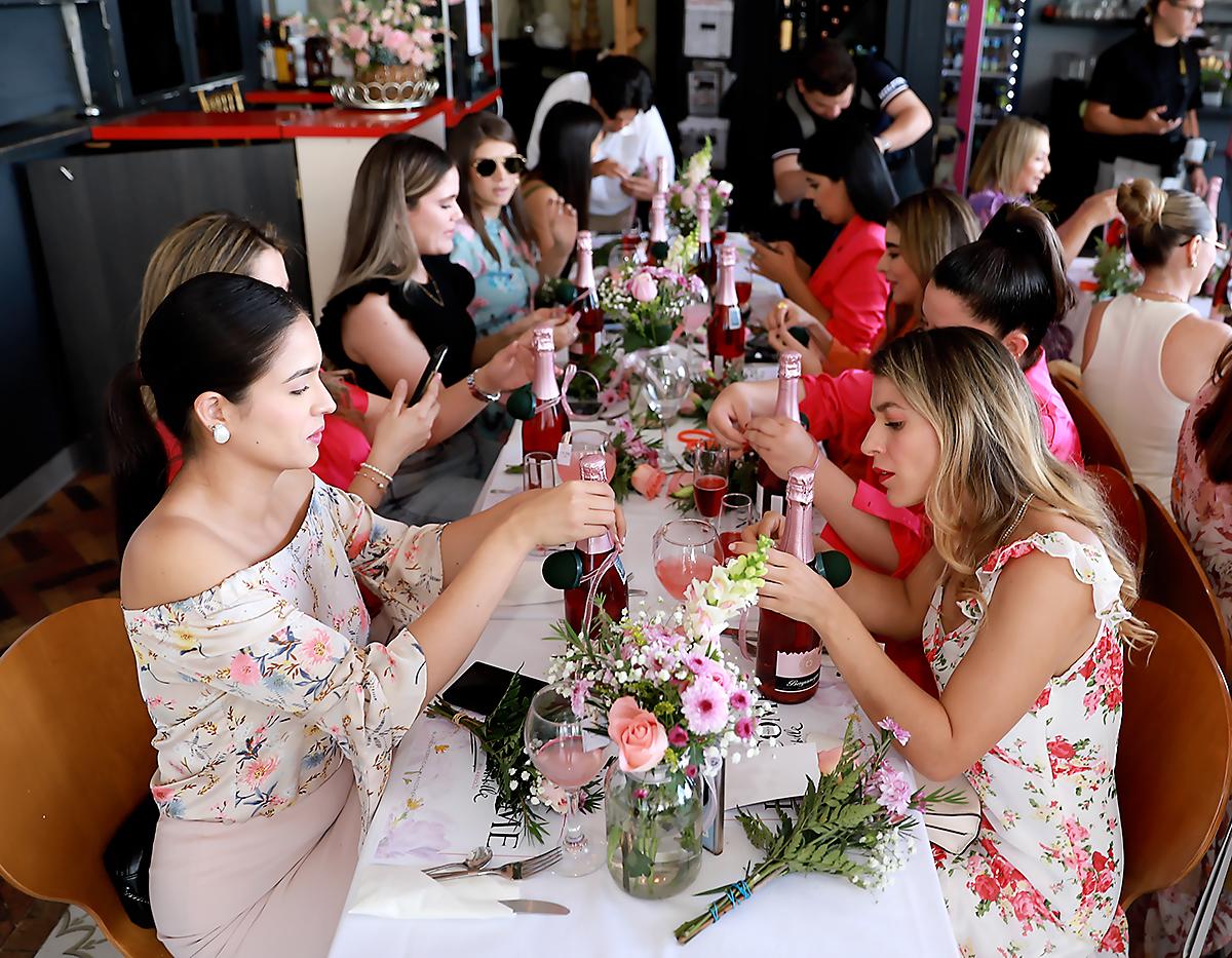 Durante el evento, las invitadas elaboraron bouquets de flores inspiradas en la nueva fragancia de Lancome, con los que decoraron botellas de espumante rosado.