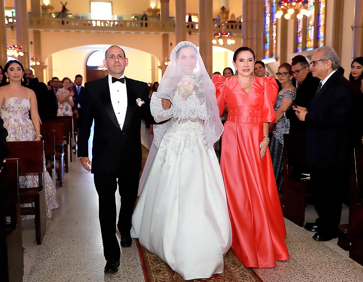 Feliz y sonriente entro al templo la novia acompañada de sus progenitores: Gustavo Izaguirre y Maru Membreño- Izaguirre