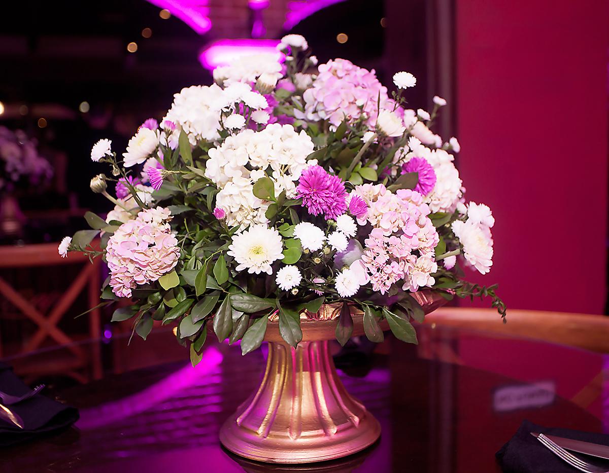 Hermosos arreglos con toque rosa perfumaron la estancia estilo cóctel dispuesta para la ocasión, previo a la maridaje.
