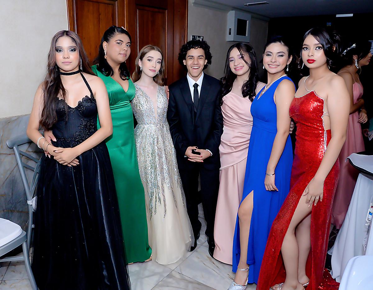 Valerie Griffin, Ema Banegas, Gabriela Lucía Leitzelar, Ángel Baca, María González, Juliana Padilla y Mónica Villatoro