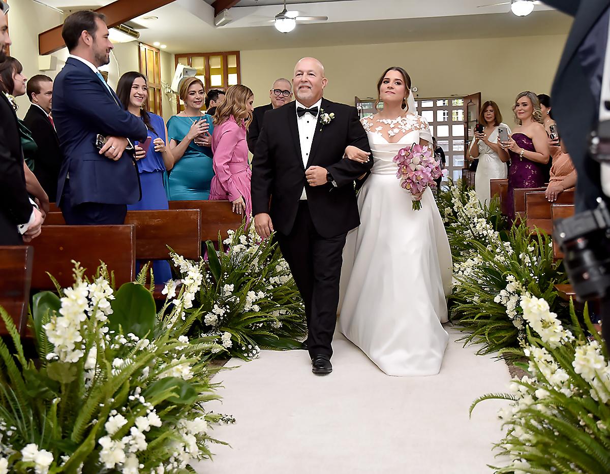 Virgilio Gallardo y Alexa Girón caminan hacia el altar.