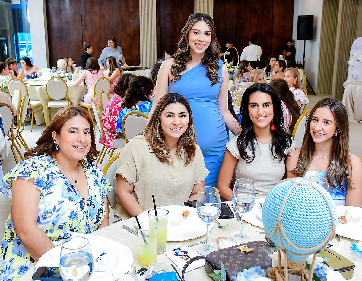 Leyla Taberna, Abril Gúzman, Stephanie Andonie, Joyce Yuja y Camila Mass