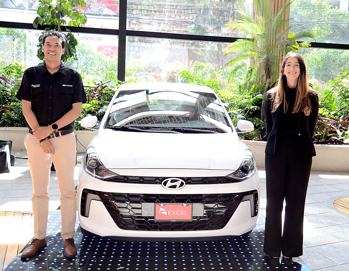 Hugo Flores y Francesca GarcíaLos ejecutivos de Excel, a través de la prestigiosa marca Hyundai, se enorgullecen de dar la bienvenida a la familia al nuevo Hyundai Grand i10 Sedan. Este modelo destaca por fusionar elegancia, tecnología, seguridad y confort, presentando un diseño vanguardista y moderno.