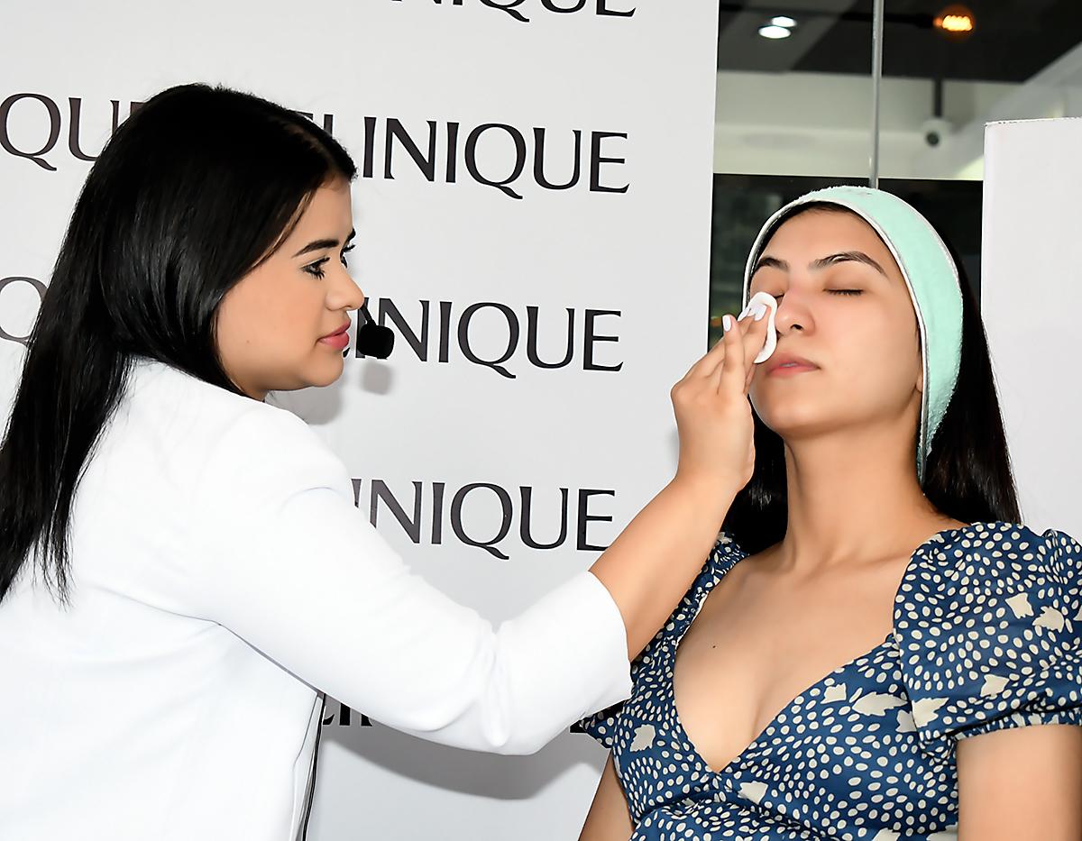 María José Flores y Daniela Oliva, a quien le realizó la limpieza con All About Clean, un suave gel desarrollado por dermatólogos de Clinique que limpia suavemente y a profundidad. 