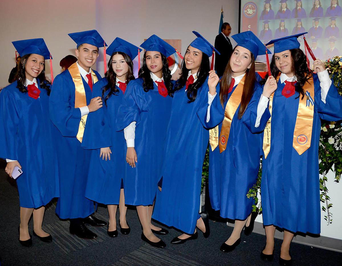 Margie Moncada, Carlo Trejo, Elena Torres, Evelyn Suazo, Jessica Fonseca, Anja Maiolani y Rachel Leitzelar.