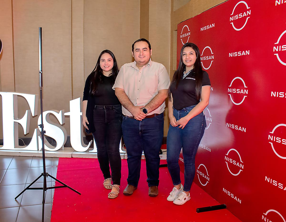 Diana Martínez, y Jared Calderón de Opsa con Nohely Herrera, de Nissan.
