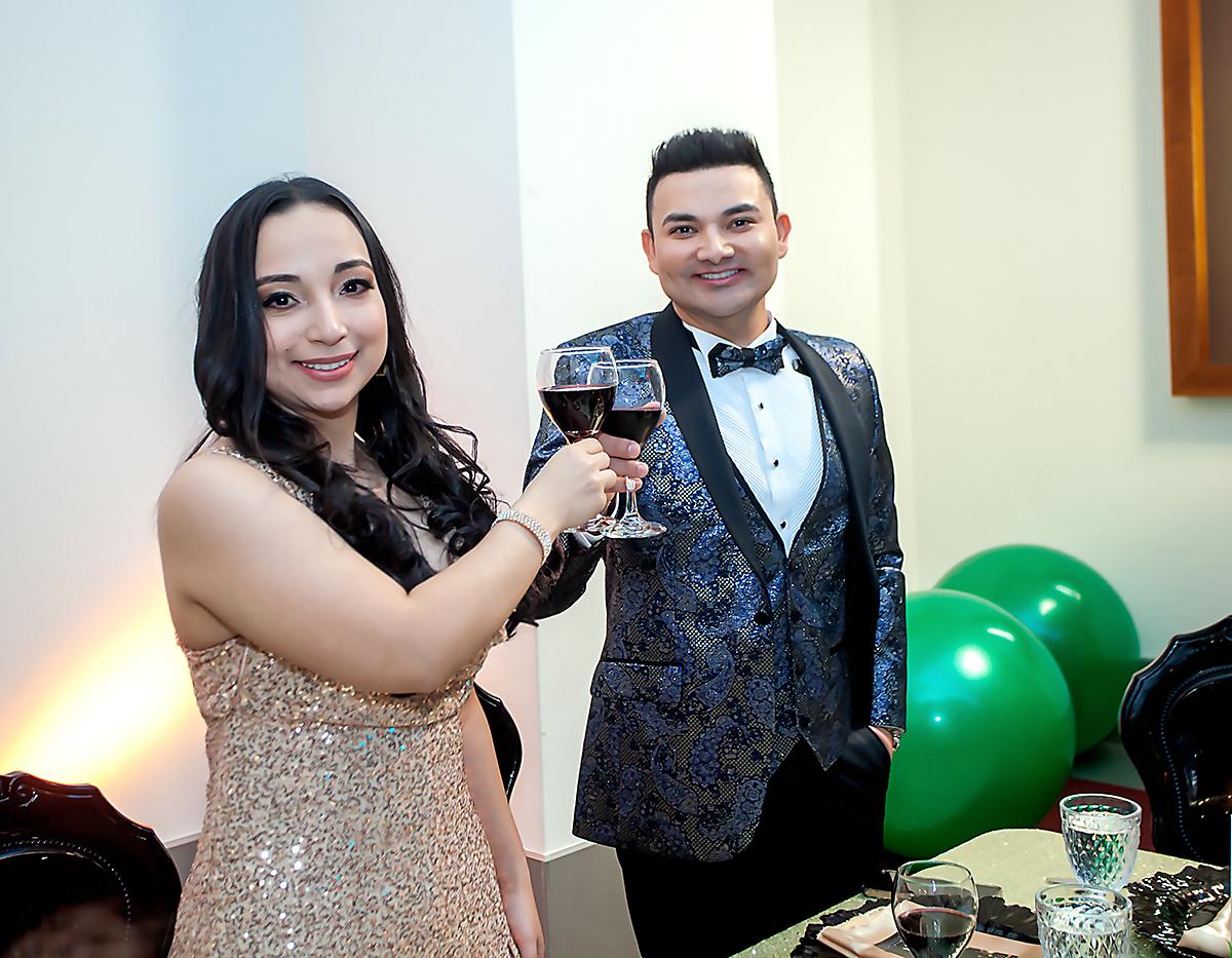 Irma Zúniga y el dr. David Linares al momento del brindis.