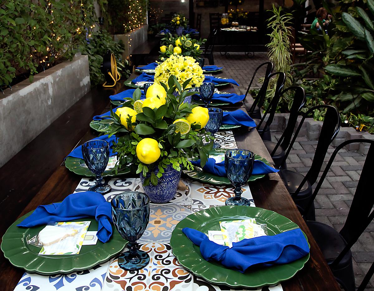 Una decoración estilo Toscana fue recreada por la florista Jackie Cabrera, en la que combino tonos como el azul royal, verde y amarillo, que se reflejo en los arreglos, bases y servilletas.