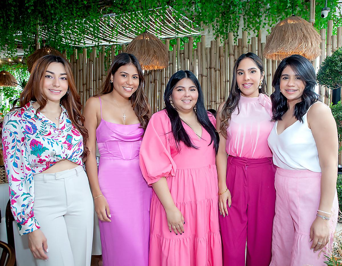 Stephanie López, Alondra Caraccioli, Tania Orellana, Cinthya Hernández y María José Valladares.