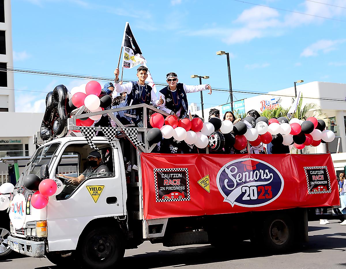 La caravana inició su recorrido en el bulevard Morazán con alumnos en vistosos camiones y les seguían sus familiares y orgullosos progenitores con carros especialmente decorados.