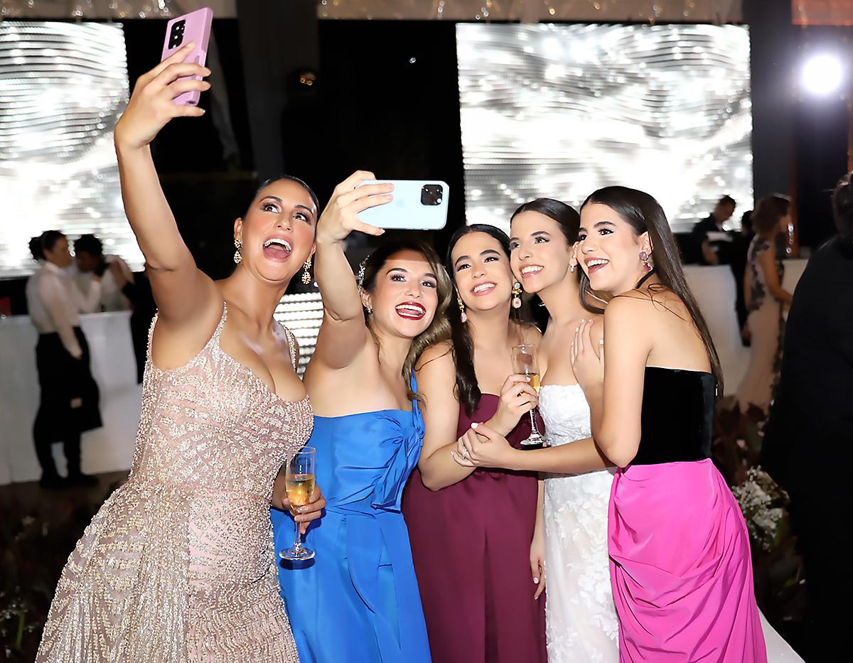 Karla Melara, Gabriela Bendeck, Annelise, Isabella y Marcela Zacapa