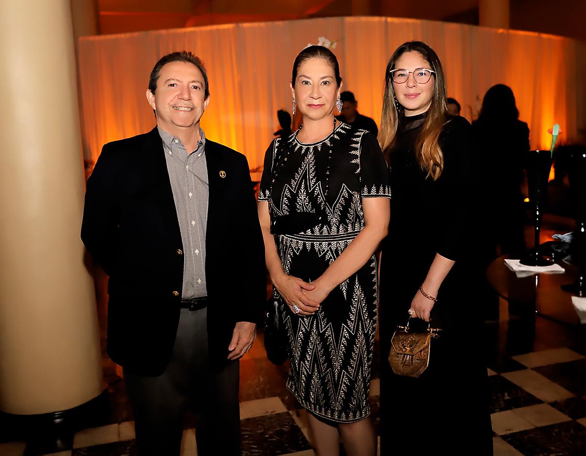 Augusto y Belinda Mendoza con Laura Herrnz