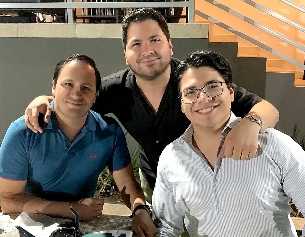 Arturo, Daniel y Andrés Corrales. 