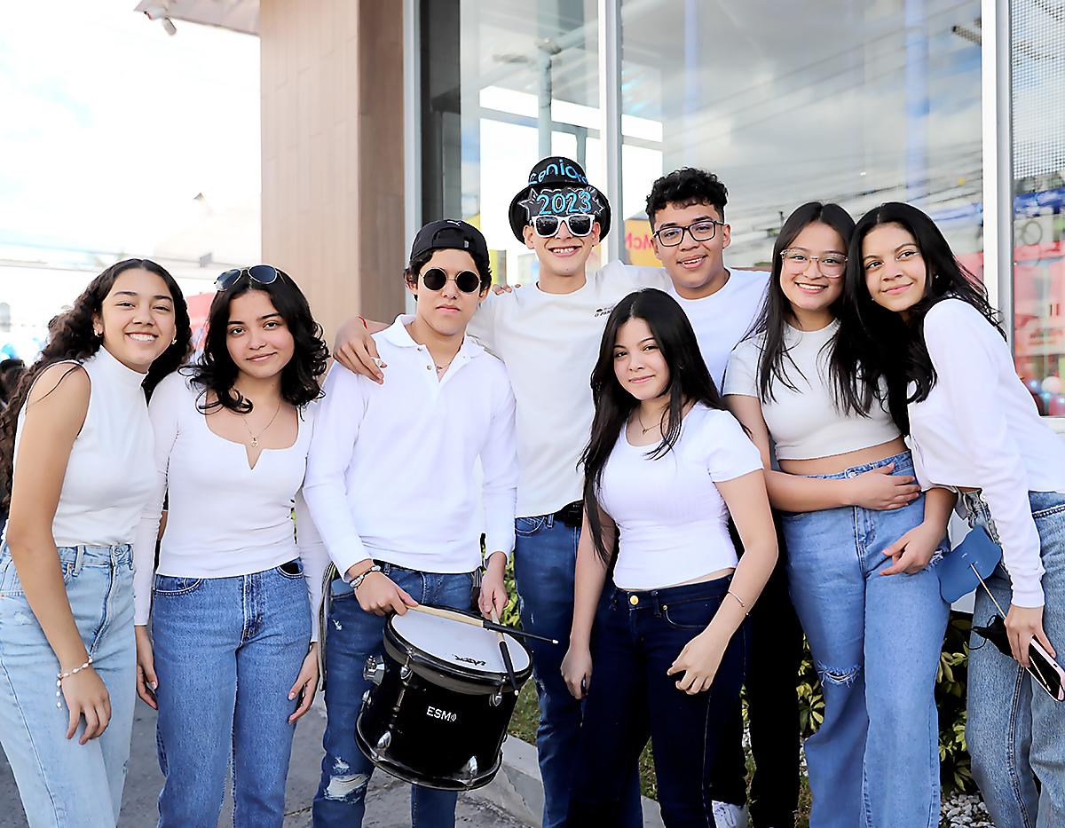 Tiffany Ramos, Gloria Galilea Pérez, Emilk Espinoza, Ariel Ochoa, Michelle Rico, Joseph Martínez, Alexandra Flores y Ashlim Chacón 