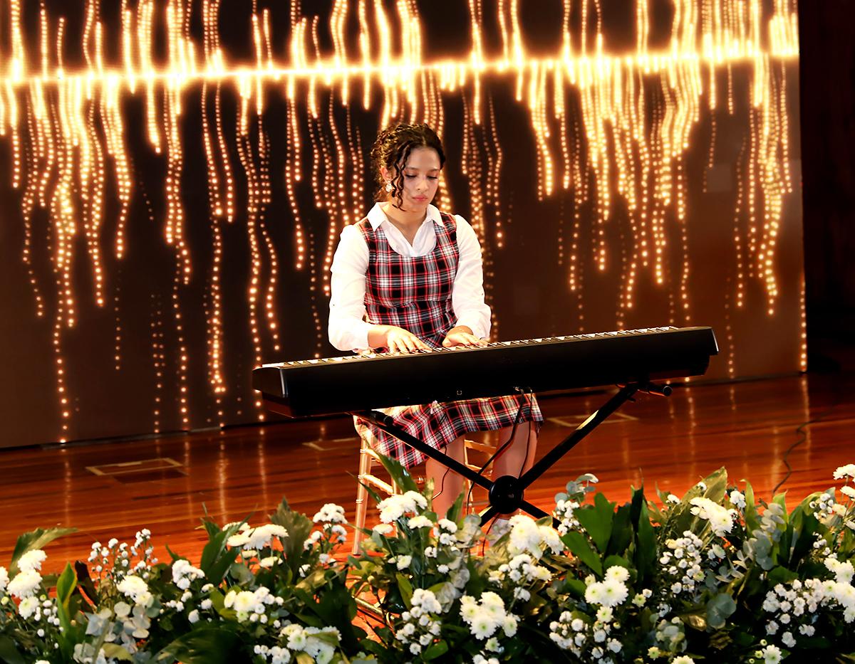 Valeria Castillo interpretó a ritmo de piano, Mia and Sebs Theme