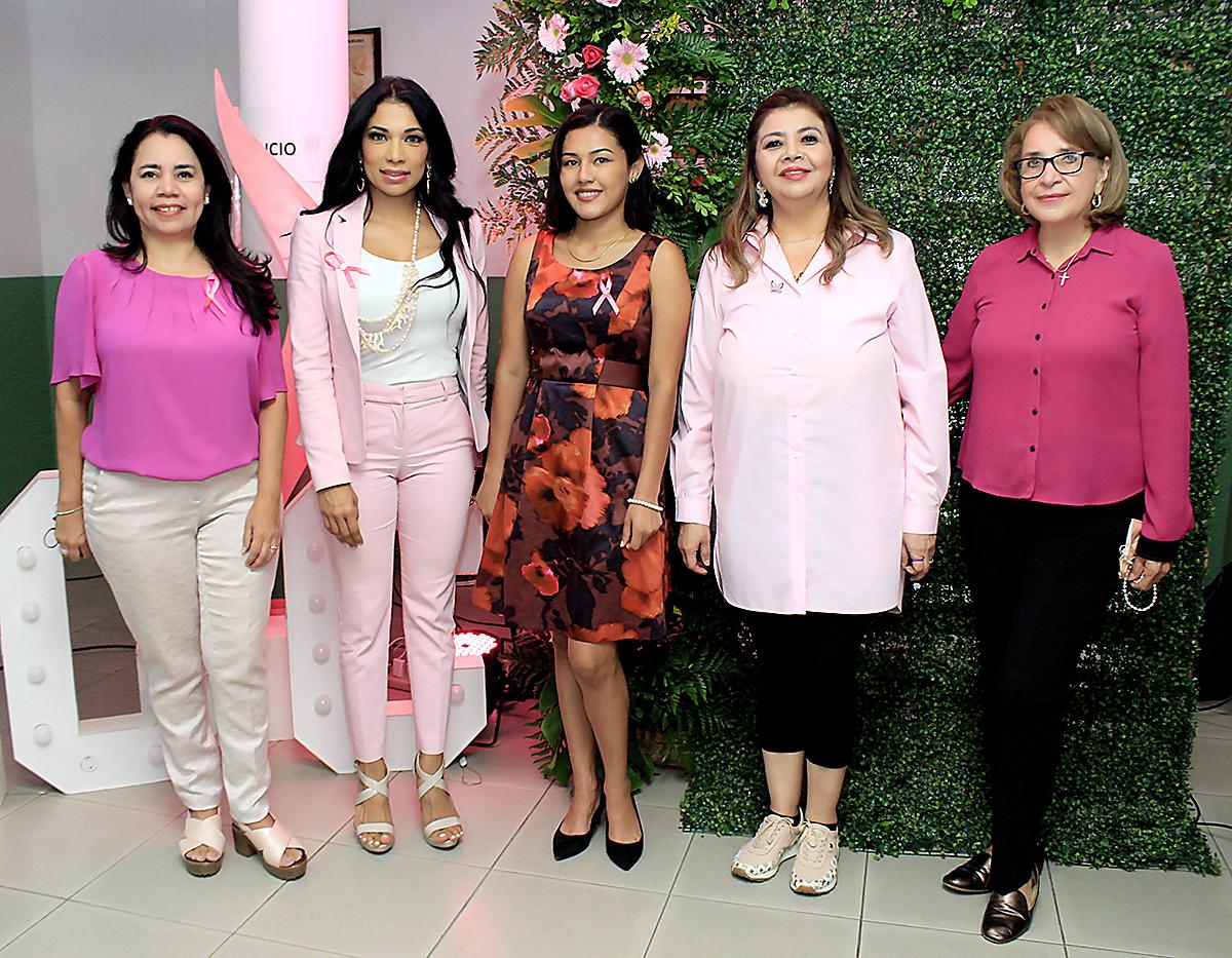 Liliana Barahona, Sarahí Sánchez, Yulisa Escobar, Lorena Alfaro y Rosa Arzú