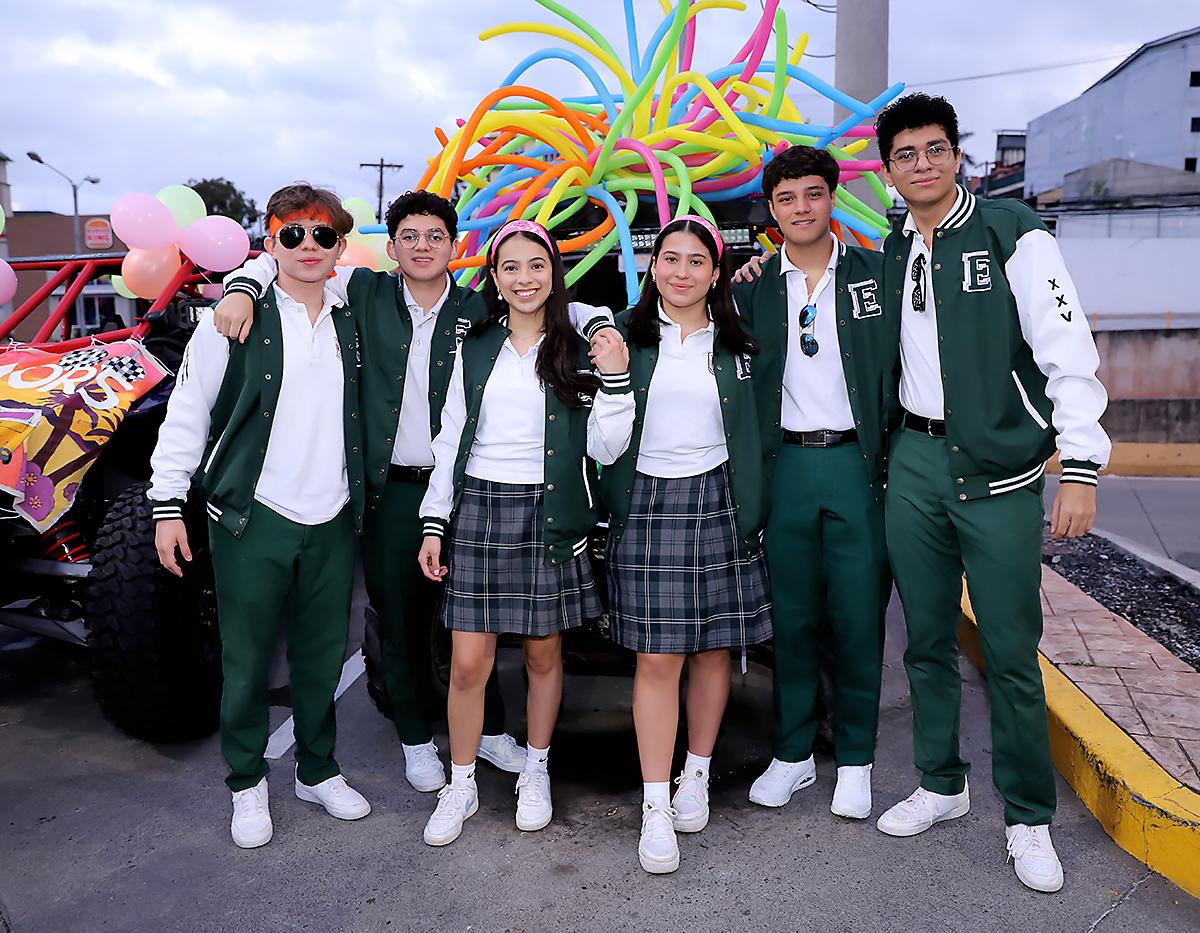 Finalmente llegó el tan esperado “last first day of school” para los seniors 2025 de Elvel School. Luciendo con orgullo su uniforme y chaquetas a juego, los jóvenes desfilaron en vehículos decorados con pancartas y globos, llenando el ambiente de entusiasmo. Al llegar a la escuela, fueron recibidos con aplausos por maestros y compañeros, marcando el inicio de su último año escolar con un toque de emoción y celebración.