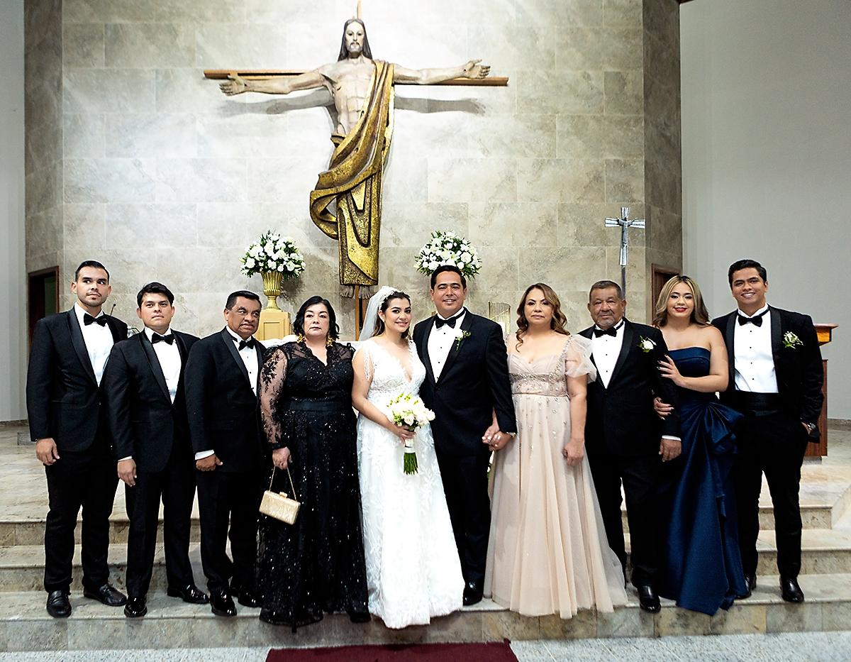 Los recién casados con Carlos, Roberto Jr y Roberto Osorto, Amanda Díaz, Lizeth, Miguel, Estefanía y Jorge Lanza.