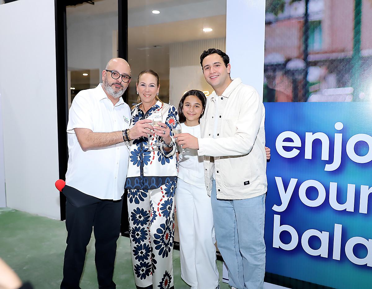El primer club exclusivo de pickleball en Honduras abrió sus puertas en Tegucigalpa con un evento espectacular que marcó tendencia. Con cinco increíbles canchas, un estudio de pilates y yoga, y un bar restaurante que lo tiene absolutamente todo, Volea se ha convertido en el nuevo hotspot donde todos quieren estar. Ya sea para disfrutar de un partido sin fin o relajarte después de jugar, este lugar lo tiene todo. 