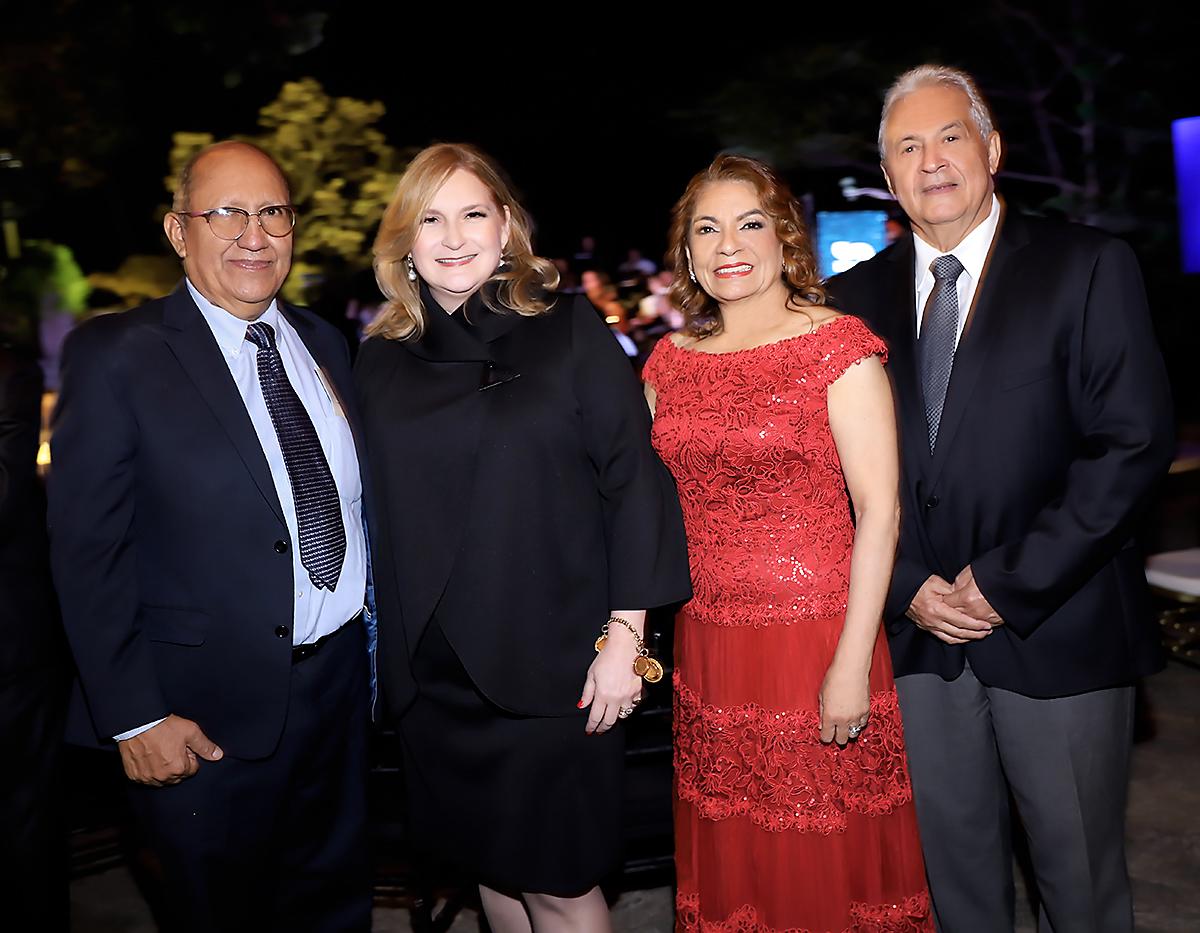 El Banco del País organizó un evento único en la cima de El Cristo de Picacho, acompañado de la música de la Sinfónica de Honduras dirigida por Giorgio Maier. El ambiente estuvo lleno de melodías que cautivaron a los presentes. A continuación, fotogalería del evento.Damian Pineda, María Selman, Fátima Galeano Milla y Juan Villeda.