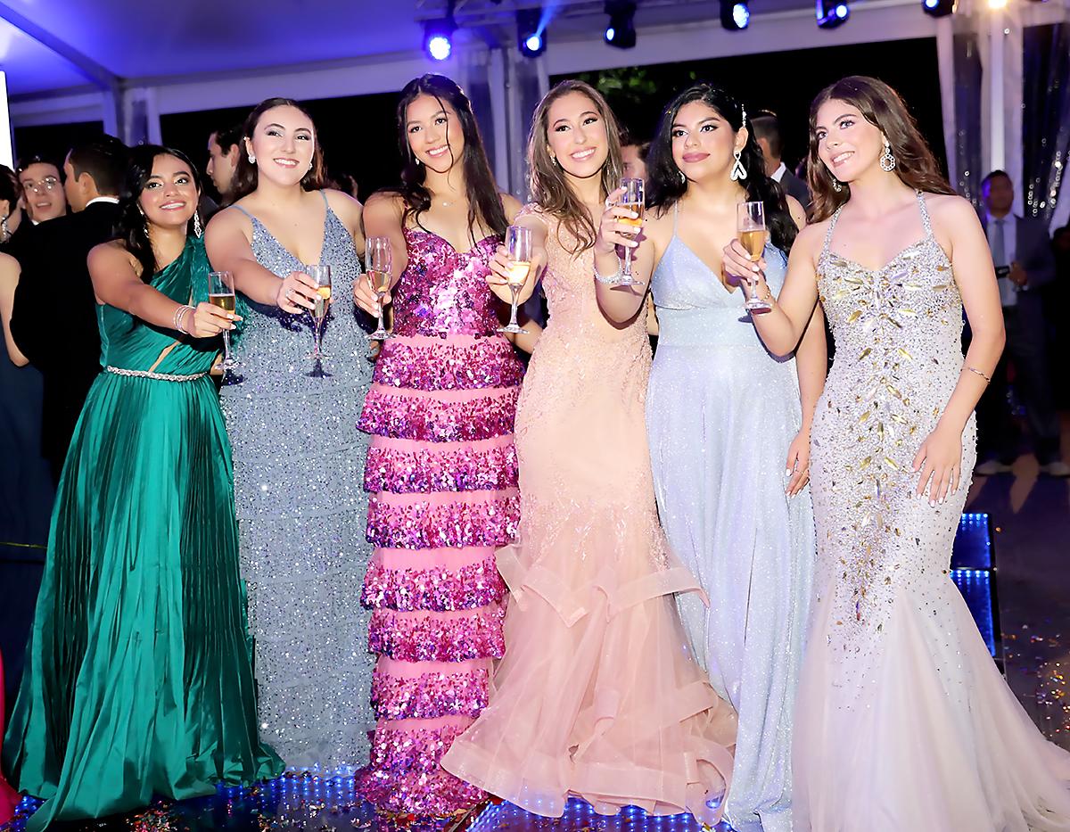 Jimena Sánchez, Valentina Mejía, Hanny Shen, Katherine Medina, Mariela Ortiz y Ana Lucia Rivera