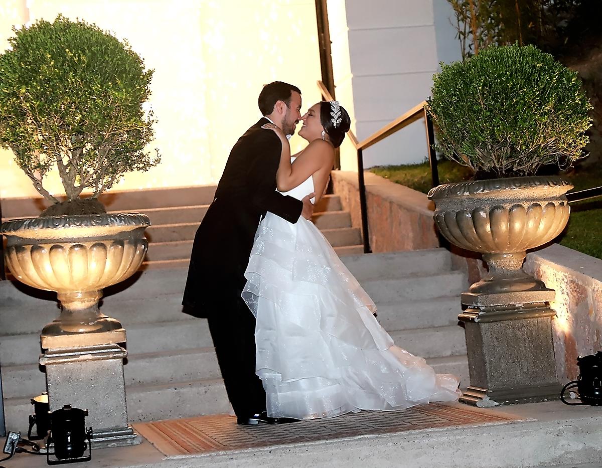 Los felices noviosArturo Castellanos se arrodilló y le pidió matrimonio a su eterna enamorada Carolina Simón en el Palacio del Gobernador de Williamsburg, VA, “me dijo que íbamos a un evento de la universidad, tenía el palacio cerrado con tres fotógrafos y haciendo la foto “para su trabajo” me pidio matrimonio” recuerda Carolina 