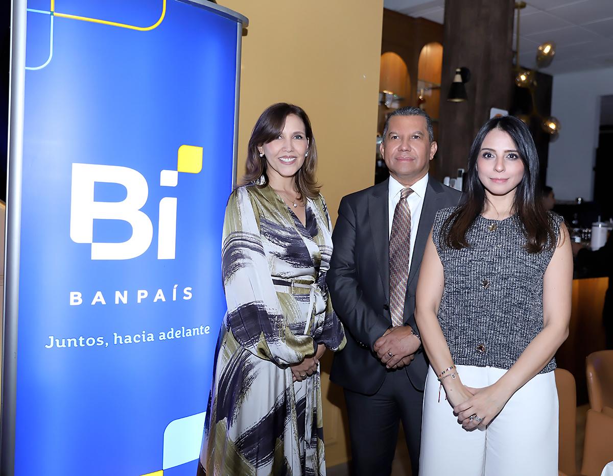 Entre copas de vino, un ambiente exclusivo y buena compañía Banpaís reunió a sus invitados en “Sip and Savor”, un evento de experiencia sensorial que celebró el arte del vino, aromas, sabores y momentos inolvidables. En la foto: Karen Rheinboldt, David Bustamante y Alejandra López. 