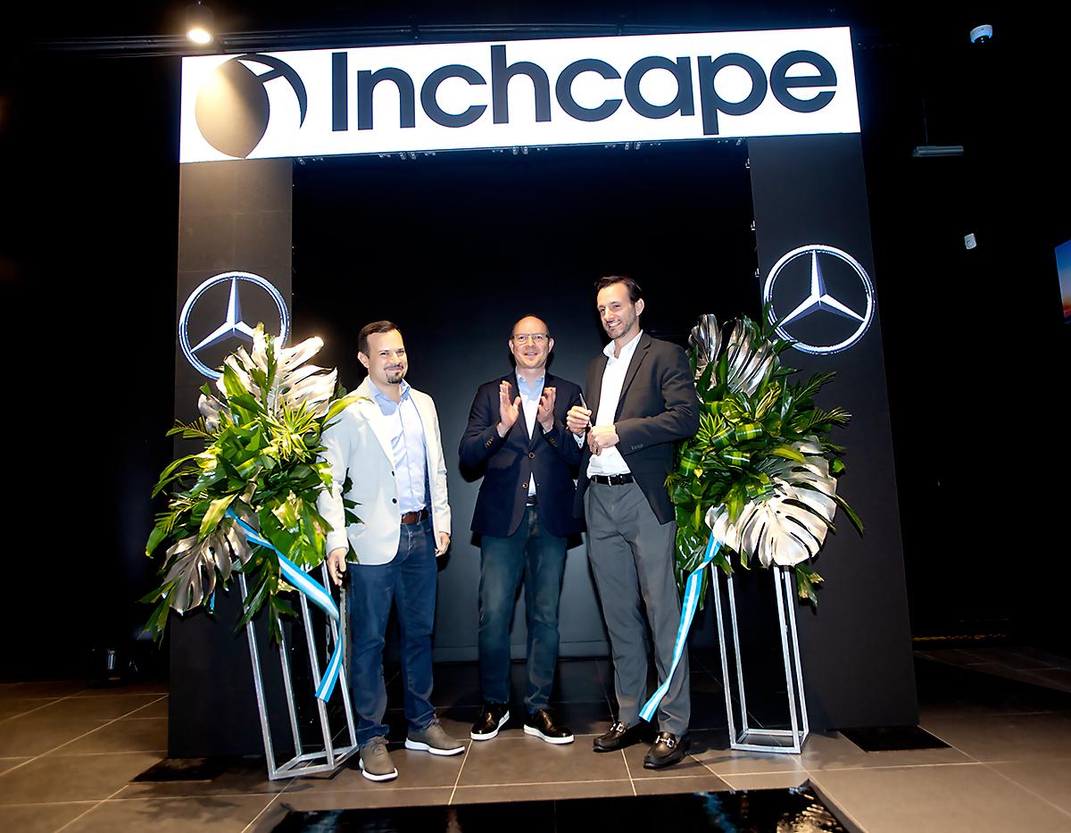 Rodrigo Girón, gerente de postventa, José Napoleón Mariona, director en Inchcape para el Norte de Centroamérica, y Juan Carlos Gutiérrez, gerente comercial de Inchcape para el Norte de Centroamérica, durante el tradicional corte de cinta.
