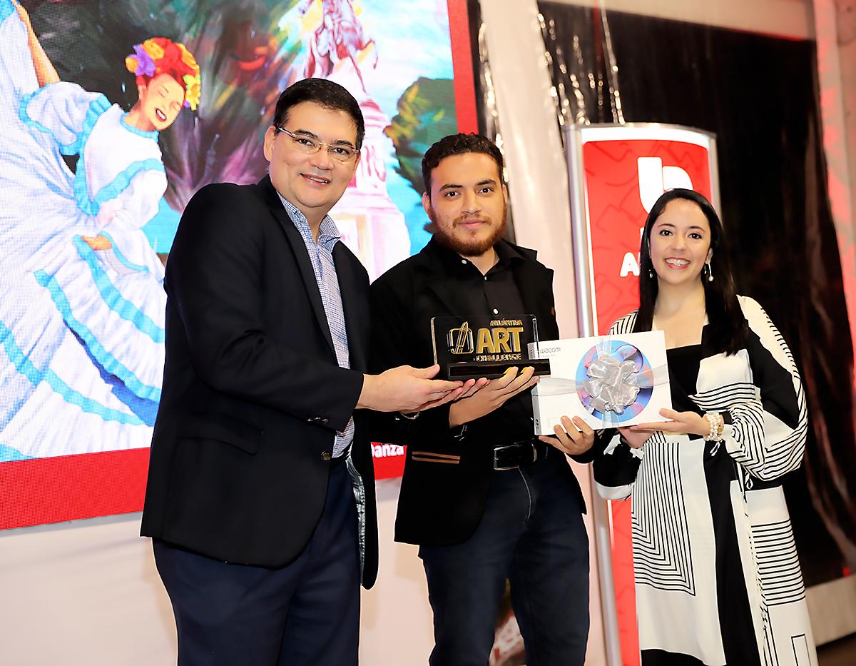 Carlos Girón, José Umanzor y Gabriela Delgado.