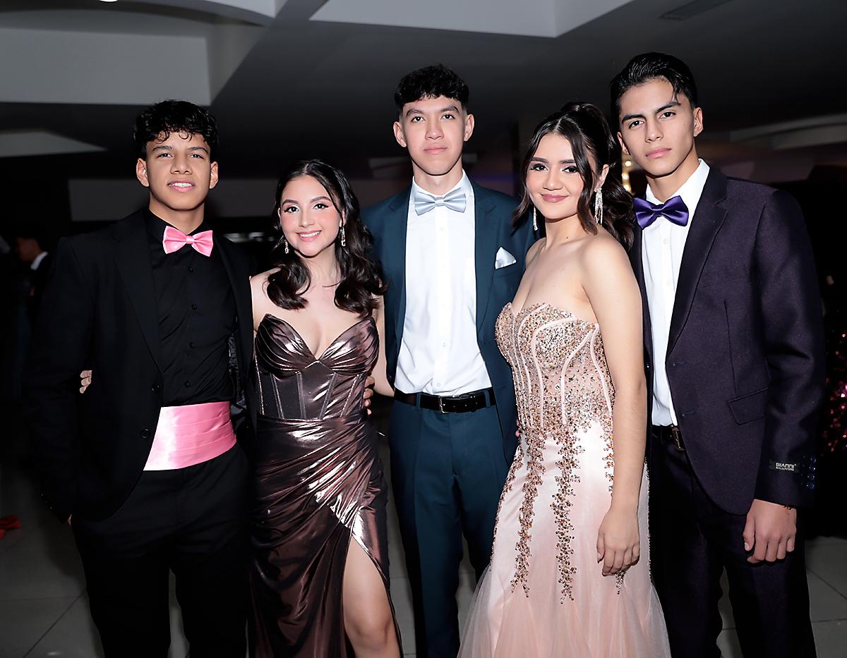 Los seniors 2024 celebraron su prom en el Hotel Plaza Juan Carlos, rodeados de sus seres queridos en un ambiente lleno de alegría y emoción. La elegante decoración fue el escenario perfecto para una noche mágica, donde las risas y la felicidad fueron protagonistas. La celebración se extendió hasta altas horas de la noche, dejando recuerdos imborrables para esta generación que cierra una etapa y comienza un nuevo capítulo en sus vidas.