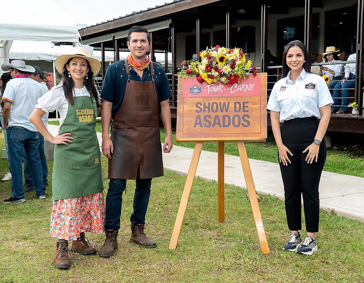 Ejecutivos y colaboradores de Agroindustrias del Corral fueron los anfitriones del icónico evento anual “El Tour de la Carne 2024”, celebrado en el área social del Museo de la Carne, ubicado en la planta de producción de la empresa en el kilómetro 51 de la ciudad de Siguatepeque. Durante dos días, amantes de la carne y los asados disfrutaron lo mejor de la gastronomía nacional en un evento que incluyó el Show de Asados, donde se presentaron demostraciones de técnicas argentinas y de ahumado, mostrando la versatilidad y el inigualable sabor de los cortes de Agroindustrias del Corral.