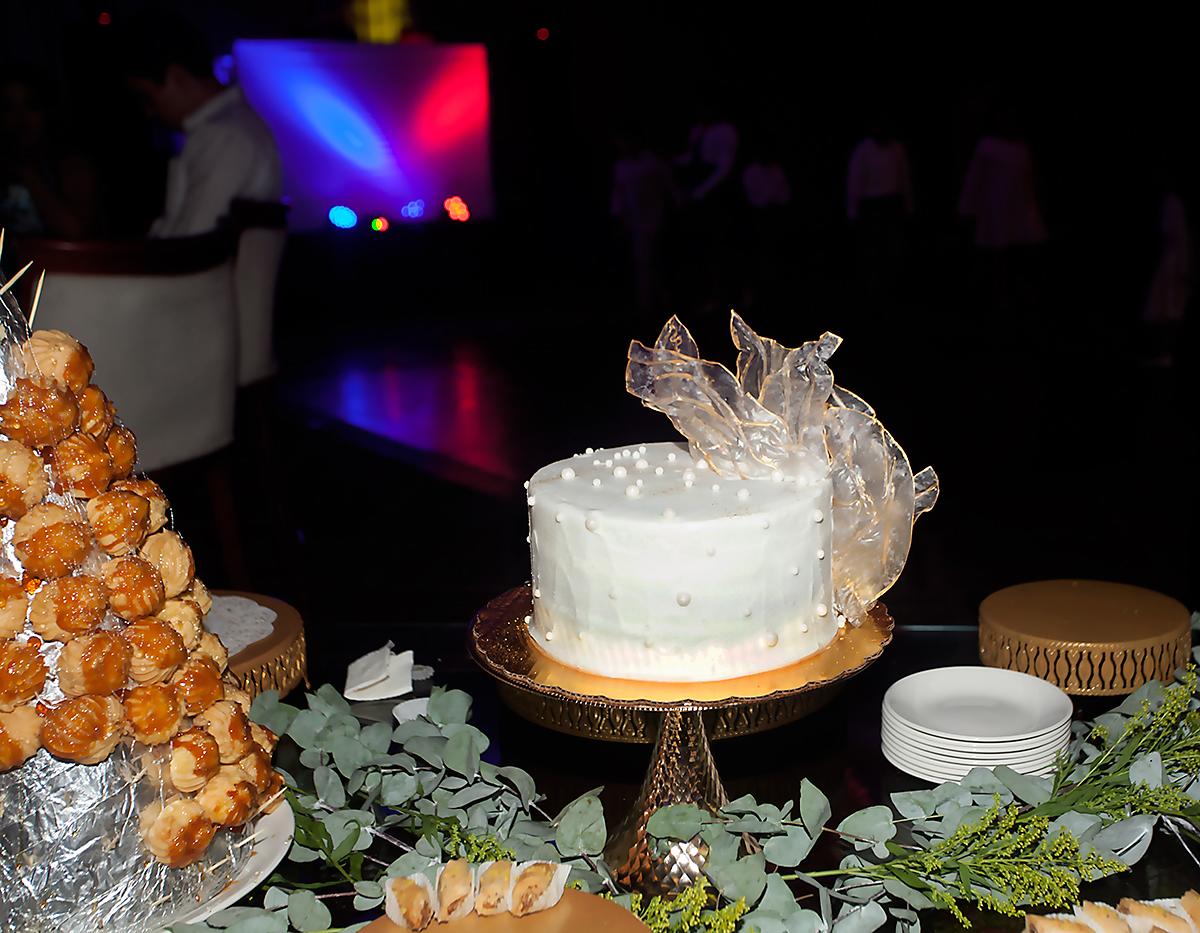 Pastel de boda de dos niveles decorado con perlas.