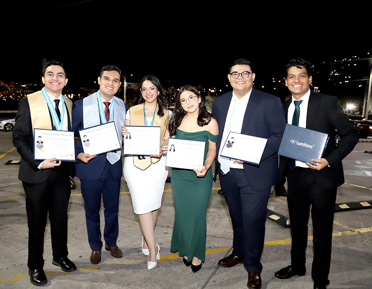 La Universidad Tecnológica Centroamericana (UNITEC) celebró la graduación de 164 nuevos profesionales de grado en una emotiva ceremonia que marcó un hito en su desarrollo académico y profesional. De estos 164 profesionales 24 de ellos se gradúan con distinciones de Máximos Honores, como un reconocimiento a su esfuerzo, dedicación y compromiso durante sus años de estudio.