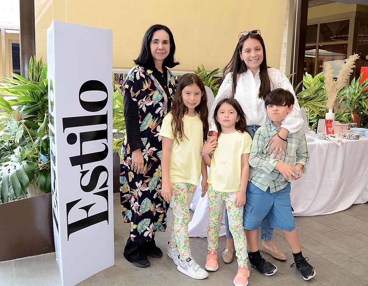 Luz Ernestina Mejía, Calletana, Roberto Bogran y Dariela López. 