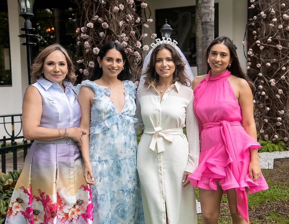 Flor y Sara Bustillo con Alexandra Tinoco e Isabella Ramírez.