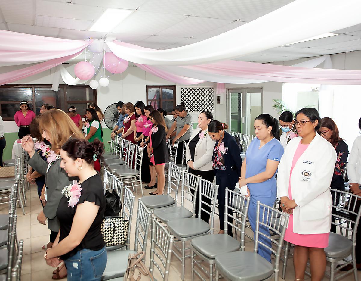 Parte de los asistentes al Encendido de la Flama Rosa, en ocasión de iniciar la Campaña de Lucha contra el Cáncer de Mama