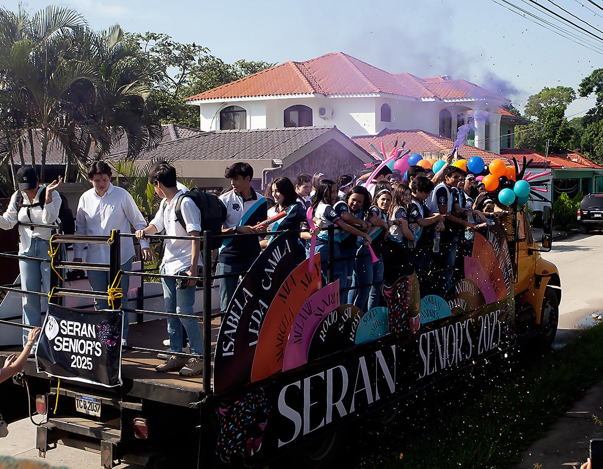 Los senior al momento de llegar a las instalaciones de la escuela Seran.