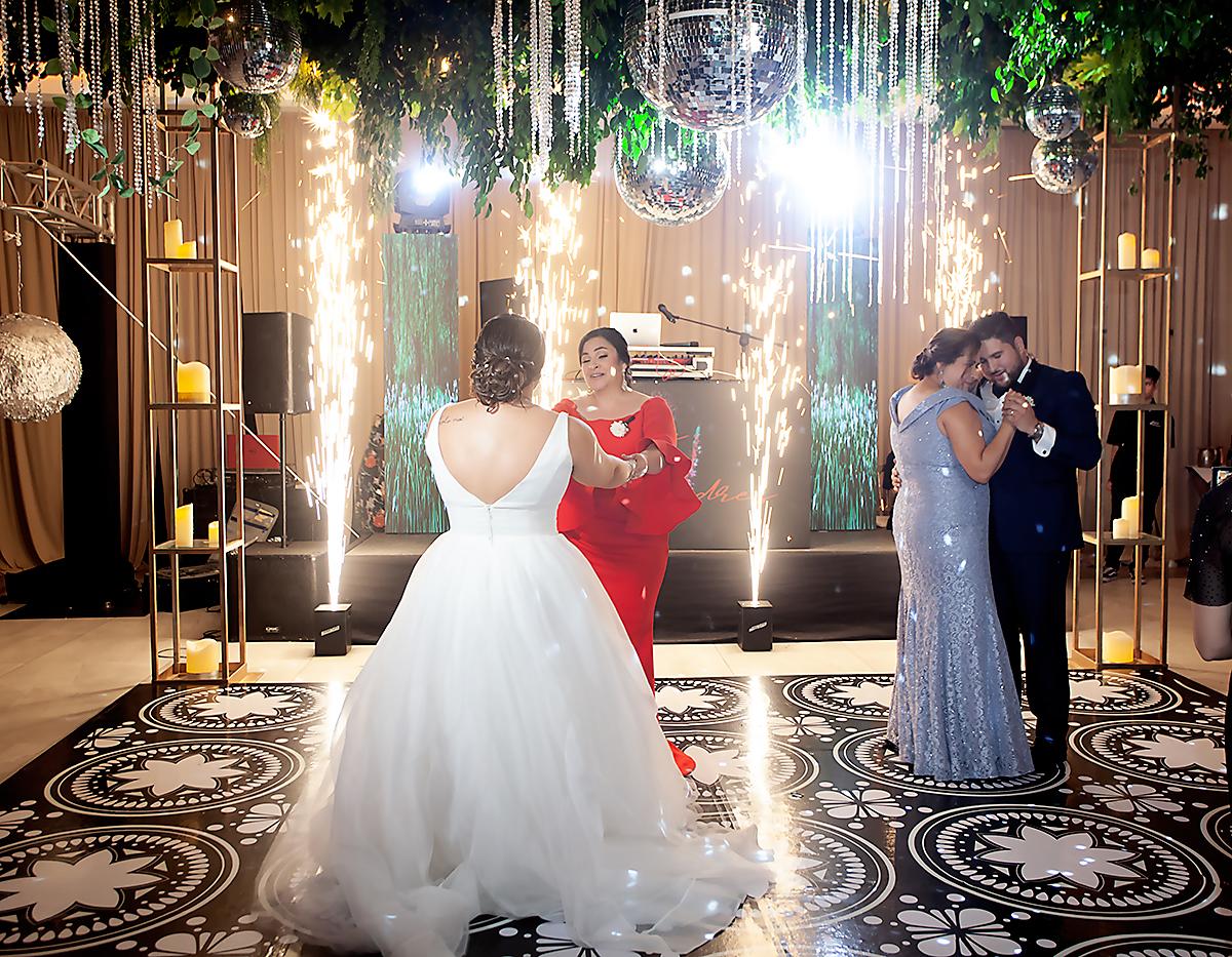 Andrea Paola y su madre Dania Verdial con Juan Andrés y su madre Charmine al bailar el vals.
