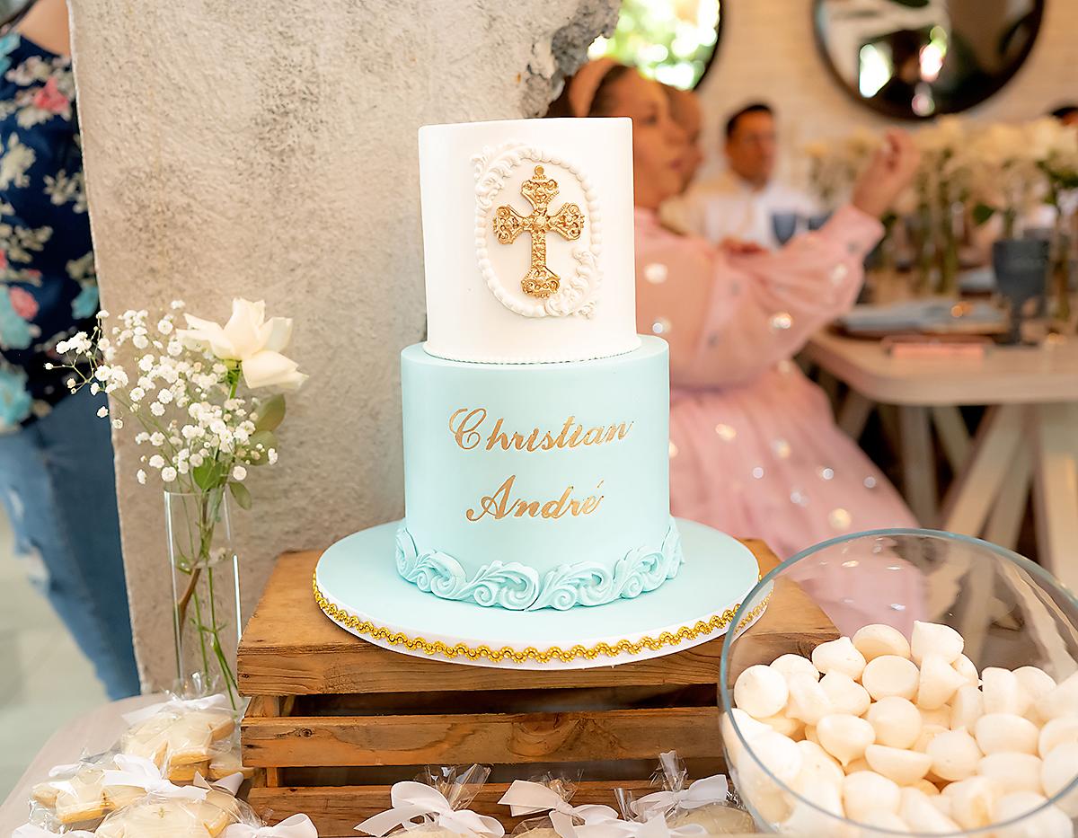Pastel de fondant decorado con motivos sacros y con el nombre del nuevo cristiano.