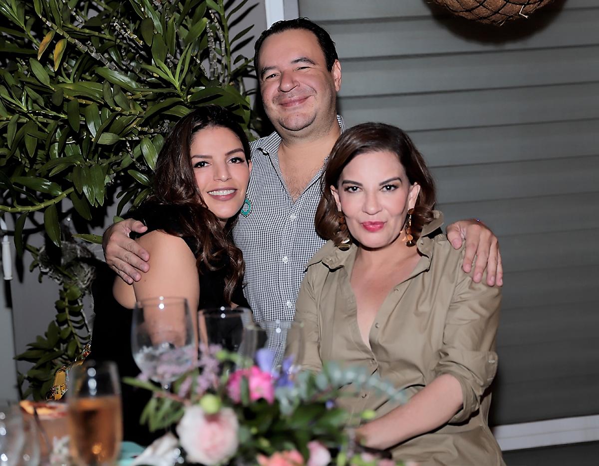 Carmen y Oscar Betancourt con Blanca Bendeck.