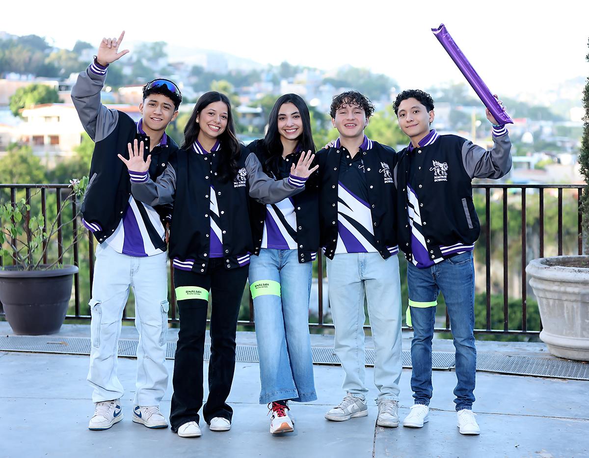 Los seniors 2026 de Macris School dieron inicio a su último año escolar con una emotiva visita a la Basílica de Suyapa, donde compartieron un cálido desayuno y recibieron la bendición de Dios. Minutos después, la celebración continuó en la escuela, donde hicieron su entrada como verdaderas estrellas, entre aplausos, música y mucha actitud. Con un show cargado de ocurrencias, baile y risas, dejaron claro que esta generación se despedirá con energía imparable, una chispa única y esas ganas de celebrar cada momento como si fuera el último.