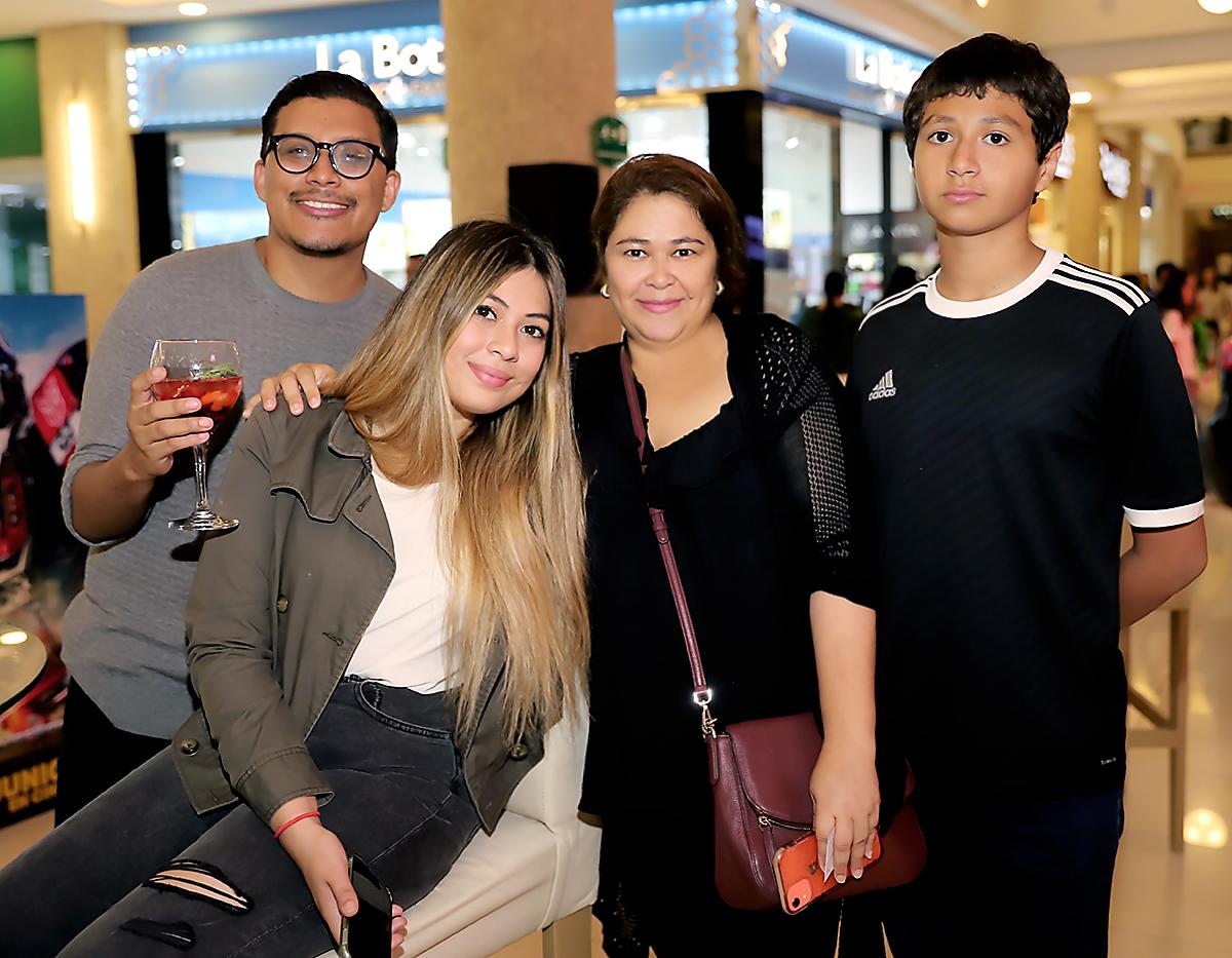 Luis Murillo, Isabella Rivas, Brenda Ortez y Camilo Rivas. 