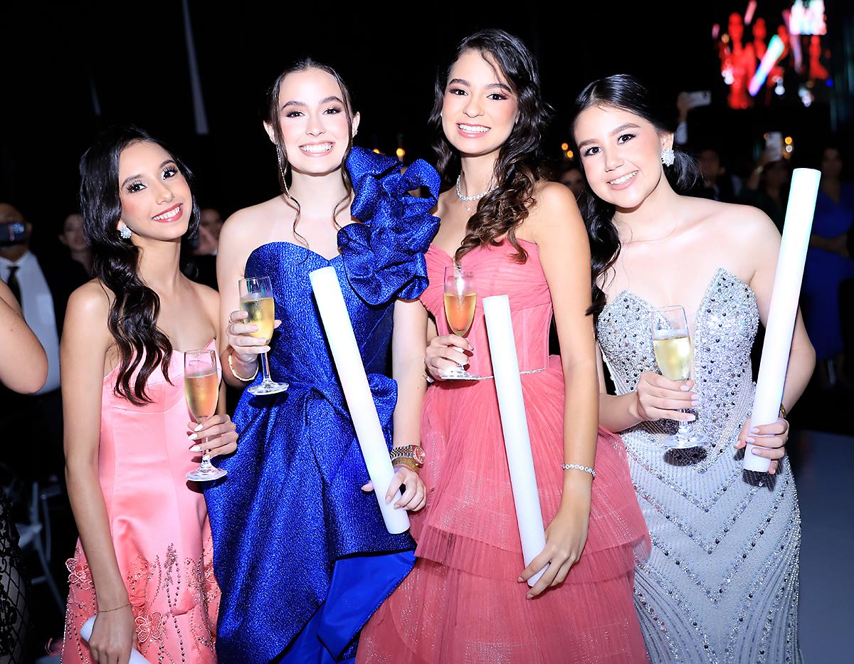 Después del brindis, los seniors 2025 de la Academia Los Pinares y sus invitados vivieron una noche mágica en su prom. Entre risas, abrazos y momentos compartidos, crearon recuerdos que llevarán en el corazón por siempre.