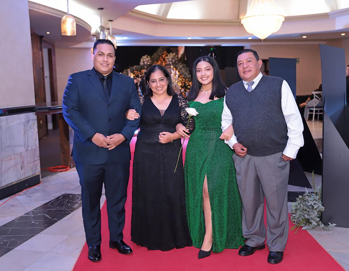 Desfile padres e hijos de la prom 2024 del Instituto Sagrado Corazón