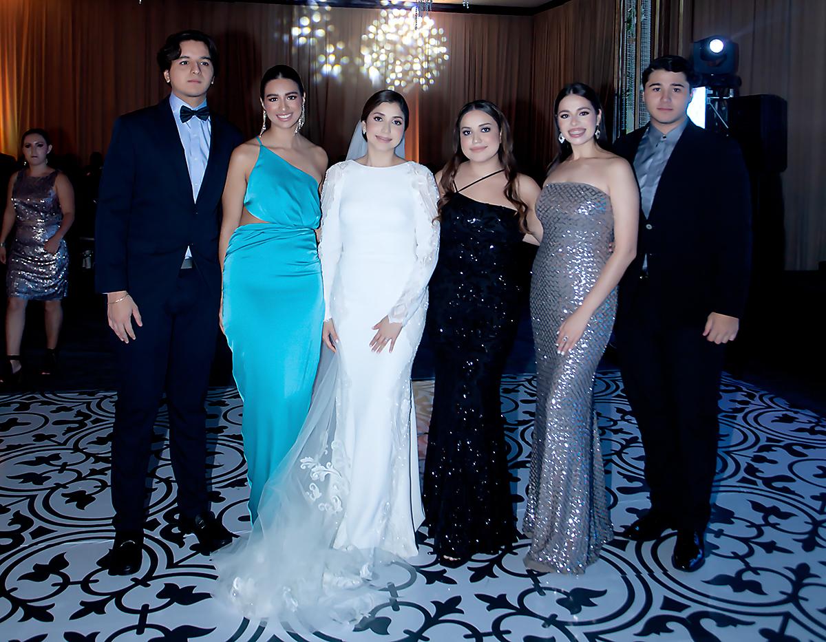 Andrés Fajardo, Romina Fajardo, la novia Katia Cordón, su hermana Karen Cordón, Mónica Membreño y Yair Hawit.