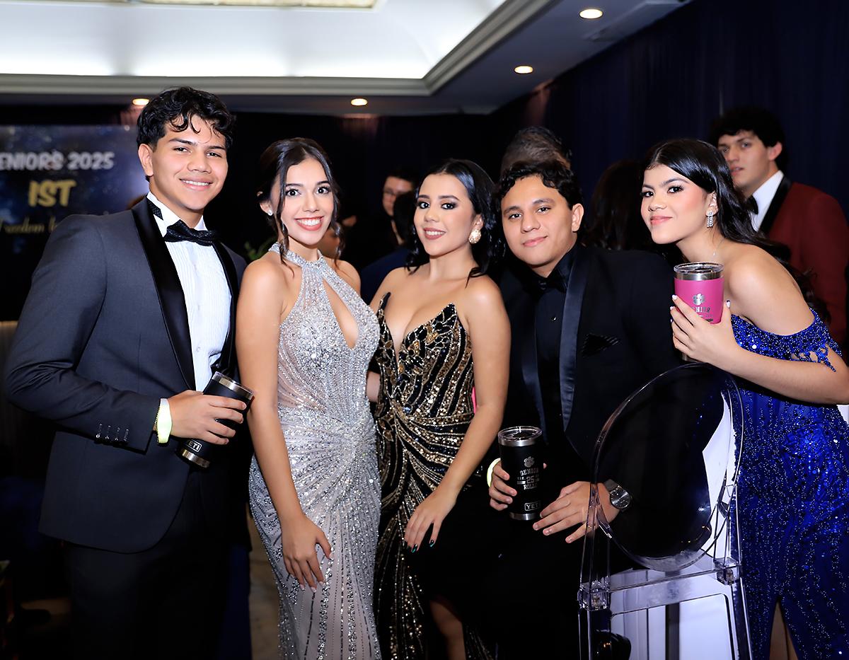 Los Seniors 2025 de la International School of Tegucigalpa vivieron una noche inolvidable al celebrar su fiesta de prom. Entre risas, abrazos y un brindis cargado de emoción, compartieron juntos una última gran velada, marcando con alegría el cierre de su etapa escolar.
