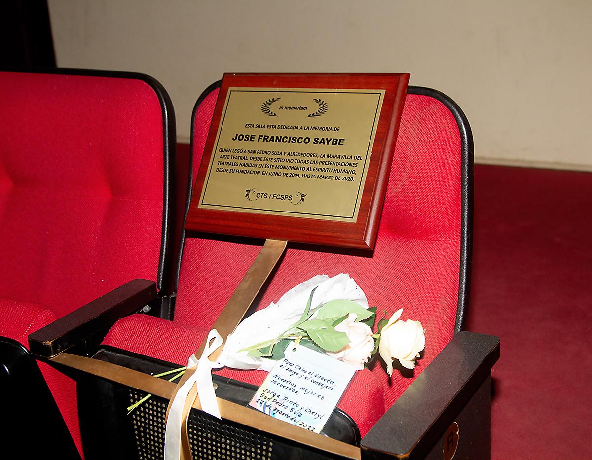 Silla en honor al director y presidente del Teatro José Francisco Saybe.