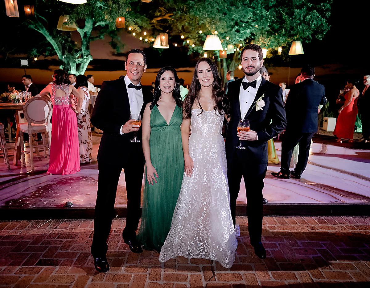 Los recién casados con Alejandro Hernández y Daniela Merlo
